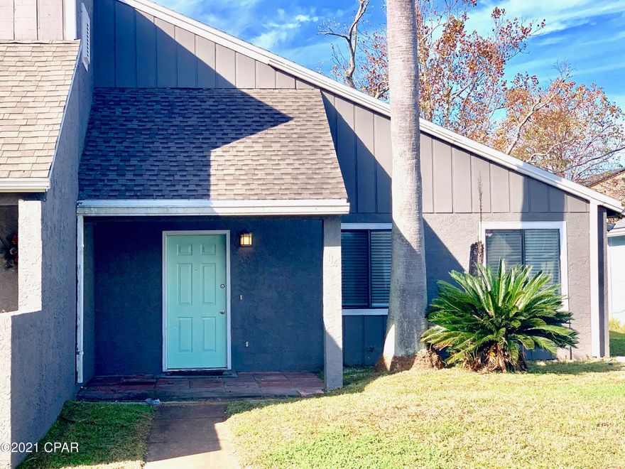 Don't miss this opportunity to purchase a MOVE IN READY attached home, conveniently located to schools, TAFB, shopping, restaurants and boating/fishing!   This is a lovely home, with high ceilings, fresh paint and all appliances convey.  (Buyer to verify any info that is important.  All info is approximate.)