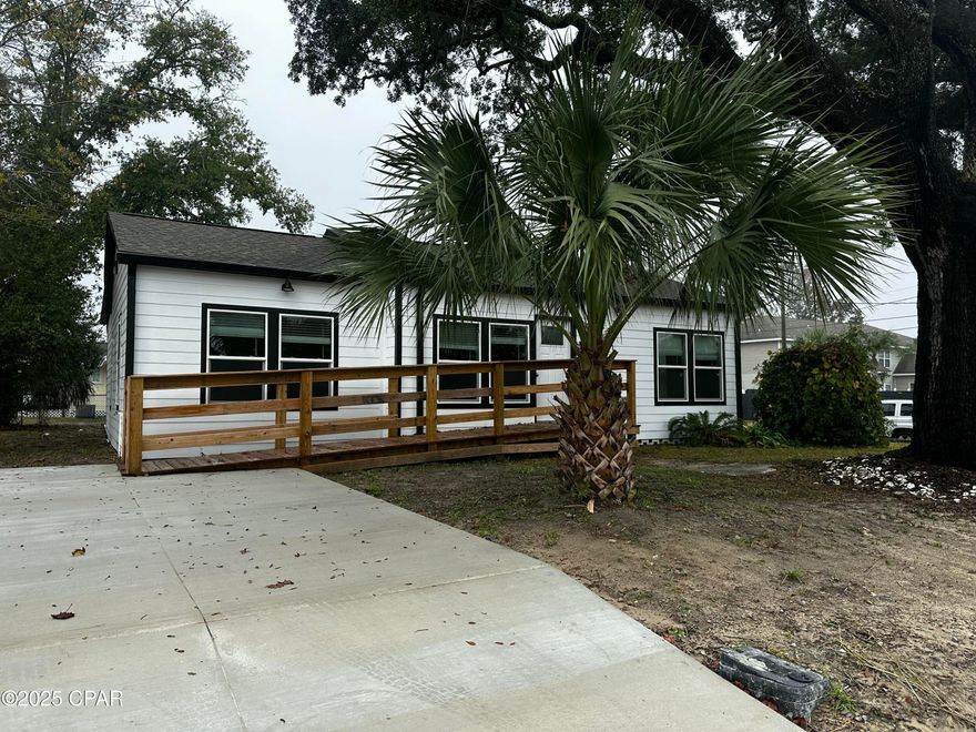 Ideal for small businesses, medical, or professional services, this well-located office building in Panama City, Florida offers a clean, modern, functional layout with 4 private offices, 1 reception area, 1 full bathroom, alongside 1 kitchen or break area. The property is ready for immediate occupancy. Conveniently situated with easy access to major roads, local businesses, and amenities. A great opportunity to establish your business in a central, growing area.