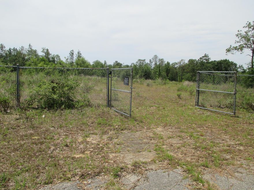 FIVE ACRES COMPLETELY FENCED WITH NO DEED RESTRICTIONS IN THE CENTER OF SUNNY HILLS - This 5 acre, cross fenced parcel is accessible via a paved road.  It has a private entrance, it is a short 5 minute drive to the Country Club and just 30 minutes to Northwest Florida Beaches International Airport.  Boating, hunting and fishing opportunities can be found within a 5-10 minute drive as well.