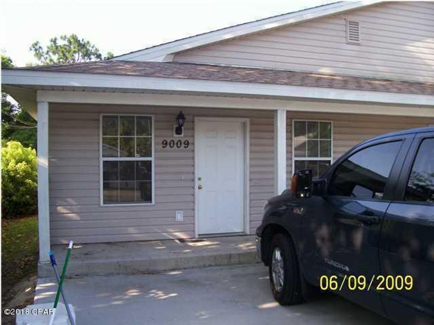 Triplex unit - 2 bedrom 2 bath - short drive to the beach.