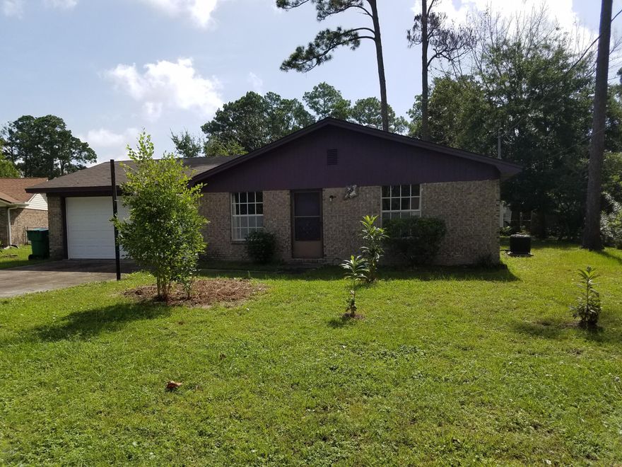 This Charming 3bd/2ba home located in Forest Shores is a must see! A very quaint family friendly neighborhood is just minutes from TAFB. Kitchen and Living Room are newly painted as well as the flooring has recently been updated. This home is the perfect starter home or for a small family.  Call today for your private viewing!