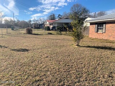 A home in Cottondale