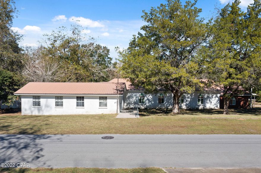 Under contract.  Seller accepting backup offers. Commercial building located in Bonifay.  The possibilities are endless!  This building is large and can be retrofitted into almost function.   Property is located on a corner lot.