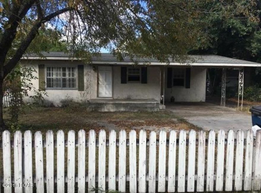NEW ROOF! Adorable 3BR/1 BA Stucco home centrally located!  Great starter home or rental property.  PROPERTY SOLD AS IS. All measurements, dimensions, amenities, fees, etc., should be verified if deemed important.
