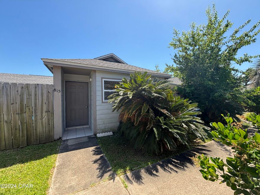 Monthly rent rate: $1,475 Deposit: $1,475, Non-refundable Pet Fee: $350.00, Length: 12 Month Lease. 2BR/2BA - 1,042 sq. ft. This home features a private covered courtyard area. Updated LVP flooring in the bedrooms.  This home is centrally located near the Downtown area. Short walk to the Bay. Call or text me for more information or would like an application. Will require verification of income (two months of pay stubs, etc.)