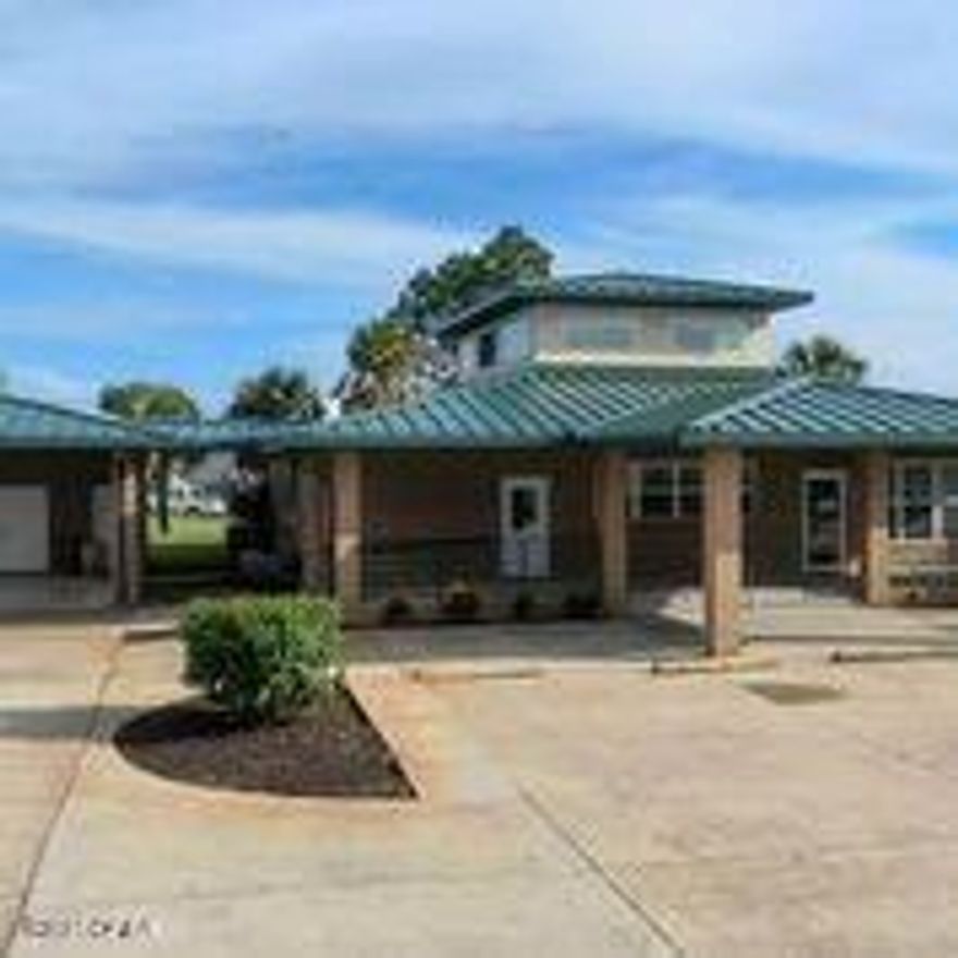 Premier office and large lot for future expansion. This entire building has been completely remodeled from the roof down. The property is in immaculate condition and is currently being operated as a Periodontist office.