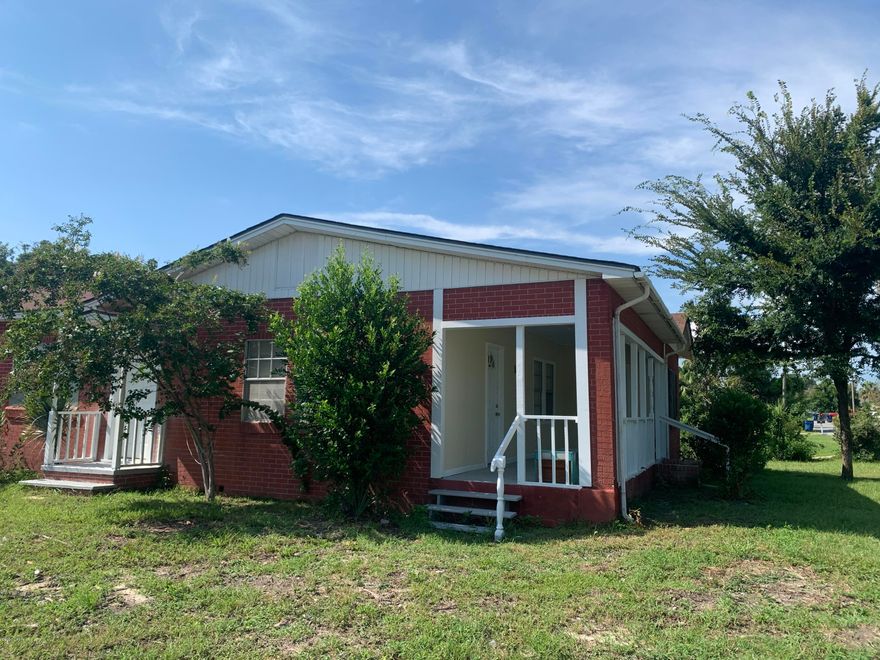 One bedroom duplex. Shared front balcony. Pine floors, Separate living area, eat in kitchen, dishwasher. Laundry room with washer and dryer. Water included in rent. 

Pets neg.