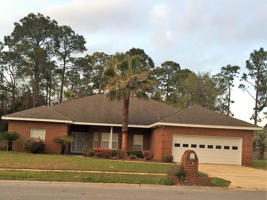 Beautiful and spacious 4 BR 3 BATH home with an Open kitchen and family room with gas fireplace and breakfast area. Formal living and dining room.Kitchen with breakfast bar and a separate breakfast area.  Master bath features a spa tub and separate shower. Screened porch on back