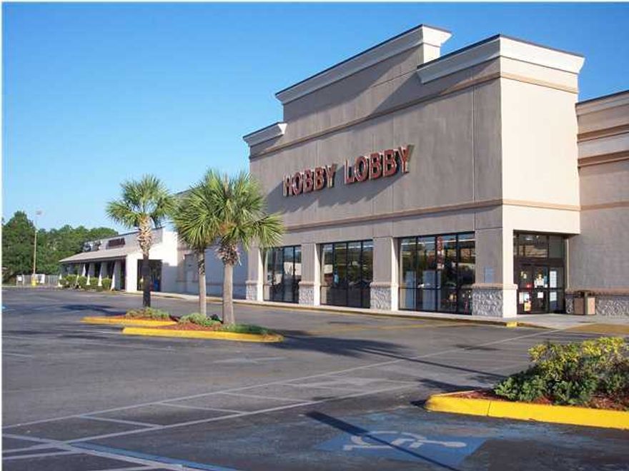 Prime retail endcap location in a Hobby Lobby anchored shopping center, on Panama City's busiest commercial corridor. Great visibility, easy access, attractive lease rates and terms.