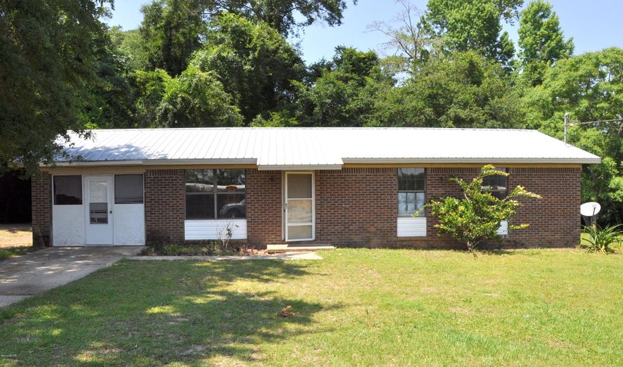 GREAT INVESTMENT OPPORTUNITY. 3/1.5 BRICK HOME WITH INCLOSED GARAGE AND UPDATED METAL ROOF. HOUSE HAS BEEN ''GUTTED OUT'' AND IS READY FOR A REMODEL. PROPERTY IS PRICED TO SELL AND LOCATED NEAR THE OLD CHIPLEY HIGH SCHOOL AND SCHOOL BOARD OFFICE. HOME IS BEING SOLD AS-IS WITH NO REPAIRS.