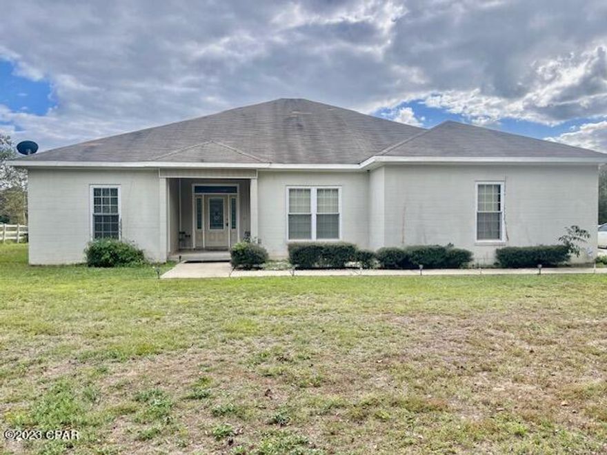 Lovely 4 bedroom 3 and 1/2 bath home in the country on 1 acre of land.  There is a wood ranch style fence around 3 sides of the house,    House  features split bedroom design with 3 of the bedrooms with its own private bathroom.  The large great room has a wood burning fireplace.,  The dream kitchen has an island with small sink.   There is a formal dining room.  Floors are all ceramic tile.  A nice feature is an enclosed porch across the entire back of the home.  
The home has 12' ceilings in the foyer, hallway,great room and kitchen.  There is an attached oversized garage.