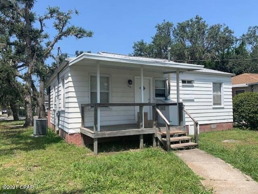2 bedroom, 1 bathroom home located in the cove convenient to shop. Gas stove and water heater