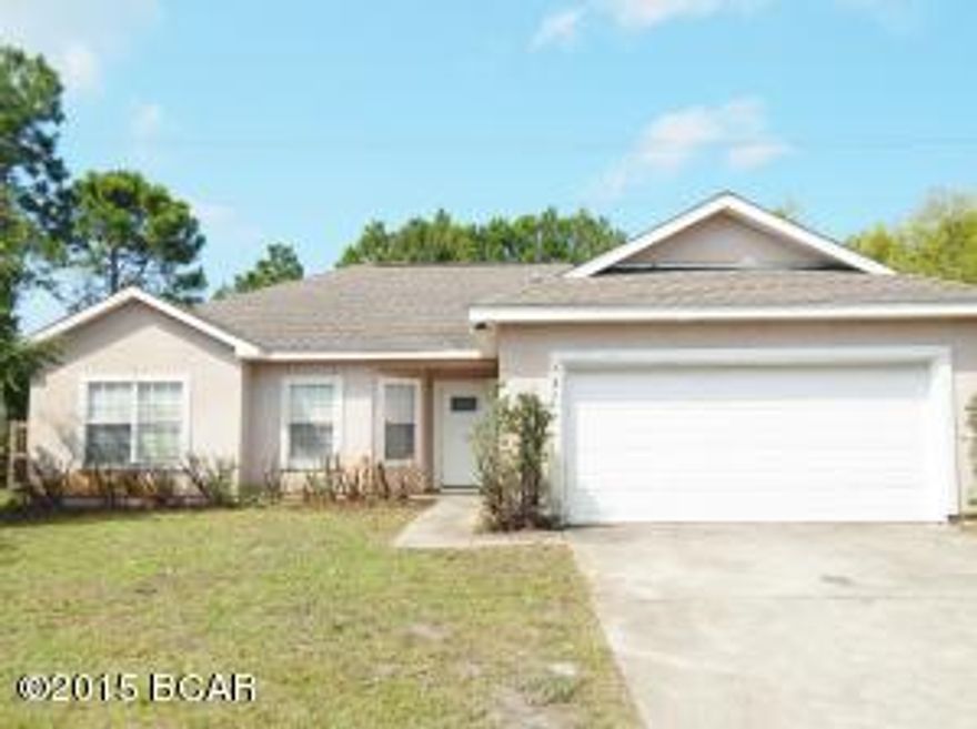 Don't miss the lowest priced home in Hidden Pines... Looking for a fixer upper that you can make your own? GREAT home for investor or home buyer looking for instant equity. This great home is within walking distance to Patronis Elementary. Walk out the back door and through the gate and there is a pathway to the school. This home has a great open floor plan