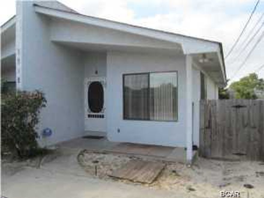 1 Bedroom/ 1 Bath Duplex, walking distance to the beach.