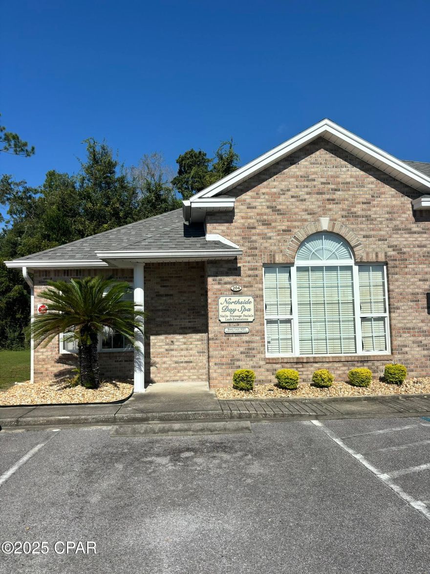 Commercial space available for rent! This shared office is located in a high-visibility area, perfect for a variety of professional uses. Contact our office for a showing today!