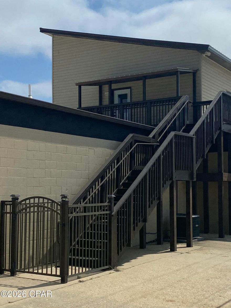 Very nice upstairs Office/Apartment, recently completely remodeled and furnished with 
Refrigerator, washer/dryer, and Oven.
Large front room can service as business office
while offering living quarters in adjoining rooms.
Monthly rate includes CAM, Tenant responsible for own utilities.