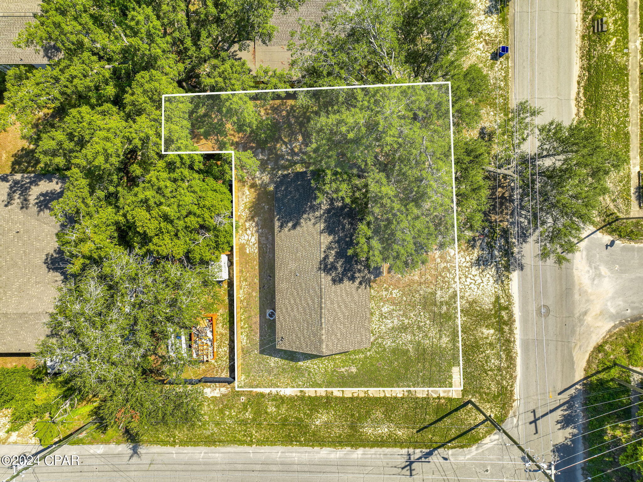 Main image without alt text