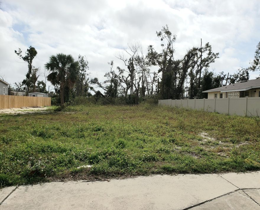 Residential Building lot in heart of Panama City.  Water and sewer available.  Verify with the city.