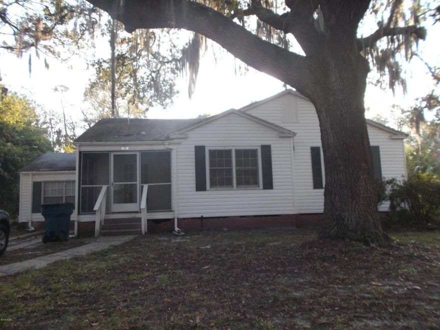 Quaint Cove home with 4/5 extra large bedrooms, Living room & Dining room with original newly refinished hardwood floors. Large bright airy kitchen with breakfast area has just had an overhaul, with new counter tops and ceramic tile floors, it is overlooking the beautiful back yard with beautiful grape vines, fig tree and shrubs. This home has had several upgrades including central air conditioning, gas heat, One bedroom and half bath off the kitchen. Cozy 8x10 screened porch opens to the front, partially fenced back yard with alley access and car port for parking.