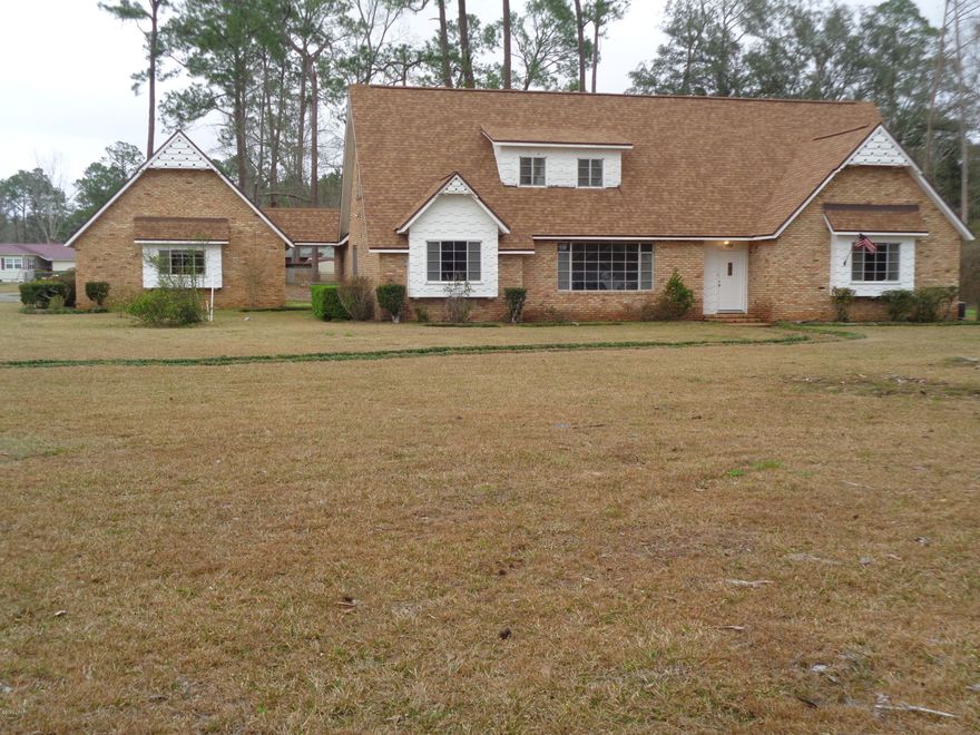 Very large home for rent in Graceville, Fl. Home has 4 large bedrooms plus office. Formal Living room and large family room with fireplace. Large kitchen with lots of cabinets and newer appliances. Also has a large room over the garage.