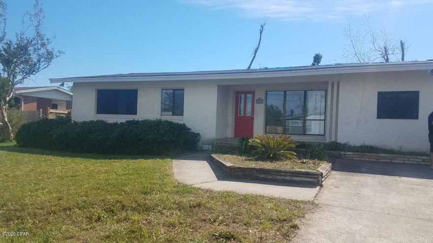 Great fix and flip oppourtunity.  2br 2 bath property also has a mother in law suite with a full kitchen in the back of the property. Has newer hvac system. Conveniently located in the heart of panama city, within minutes drive to local restaurants shopping and the bridge.