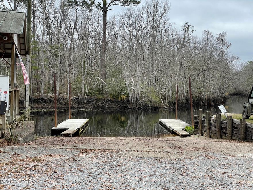 Great fish camp walking distance to Howard's Creek Fisherman's Landing. Just pack your clothes and bring your boat and ENJOY!!! All ages, sizes including sq. ft are approximate measure if important.