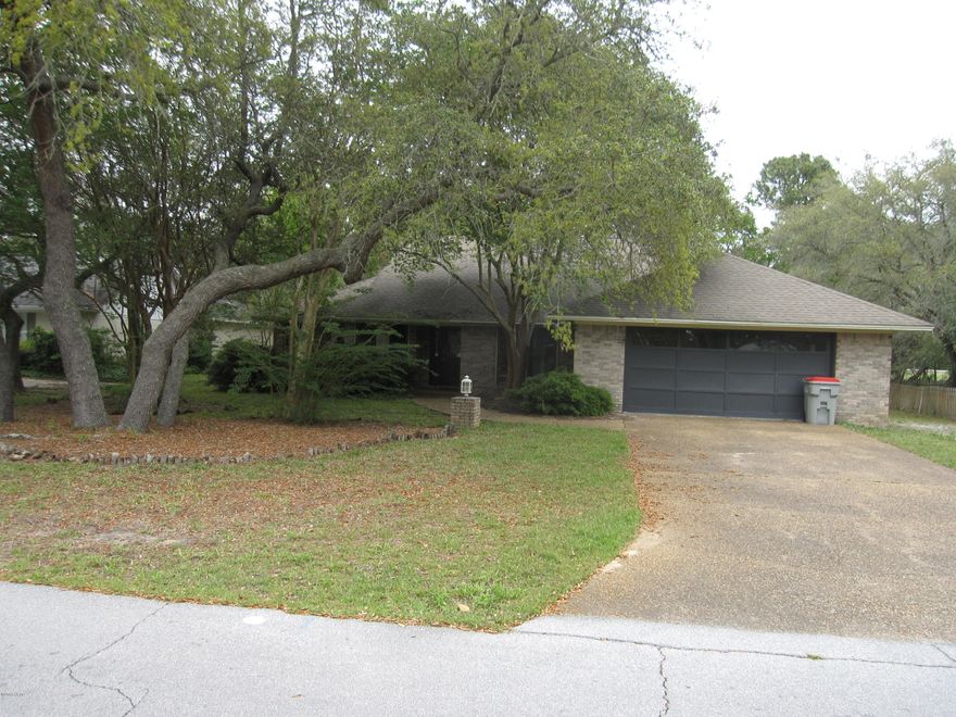 Come and enjoy Bay Point living in this 3 bedroom 2 bath, brick, golf course home on Amberjack Drive. Property has a large back yard with room to create a nice green living space to enjoy while you grill in the summer sun.