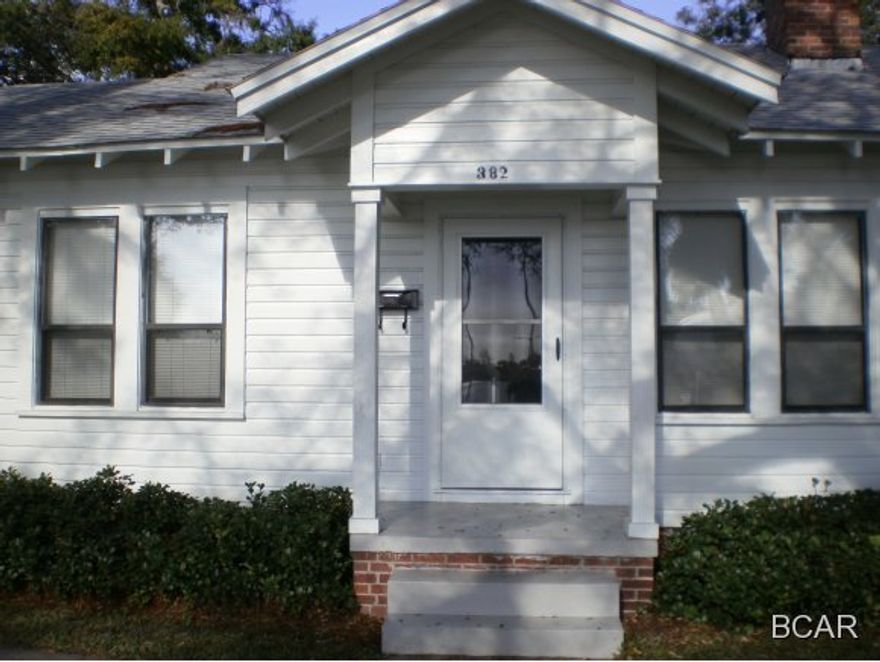 Well kept 2 bedroom, 1 bath duplex located in the highly desired Cove area. Home has a beautiful water view and convenient to downtown Panama City.