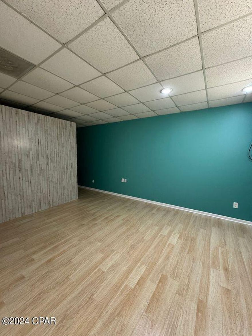 COMMERCIAL OFFICE* Great upstairs unit located at Promenade Mall, a Key West themed business office complex just 1 mile west of Hathaway Bridge, convenient to Panama City AND Panama City Beach.