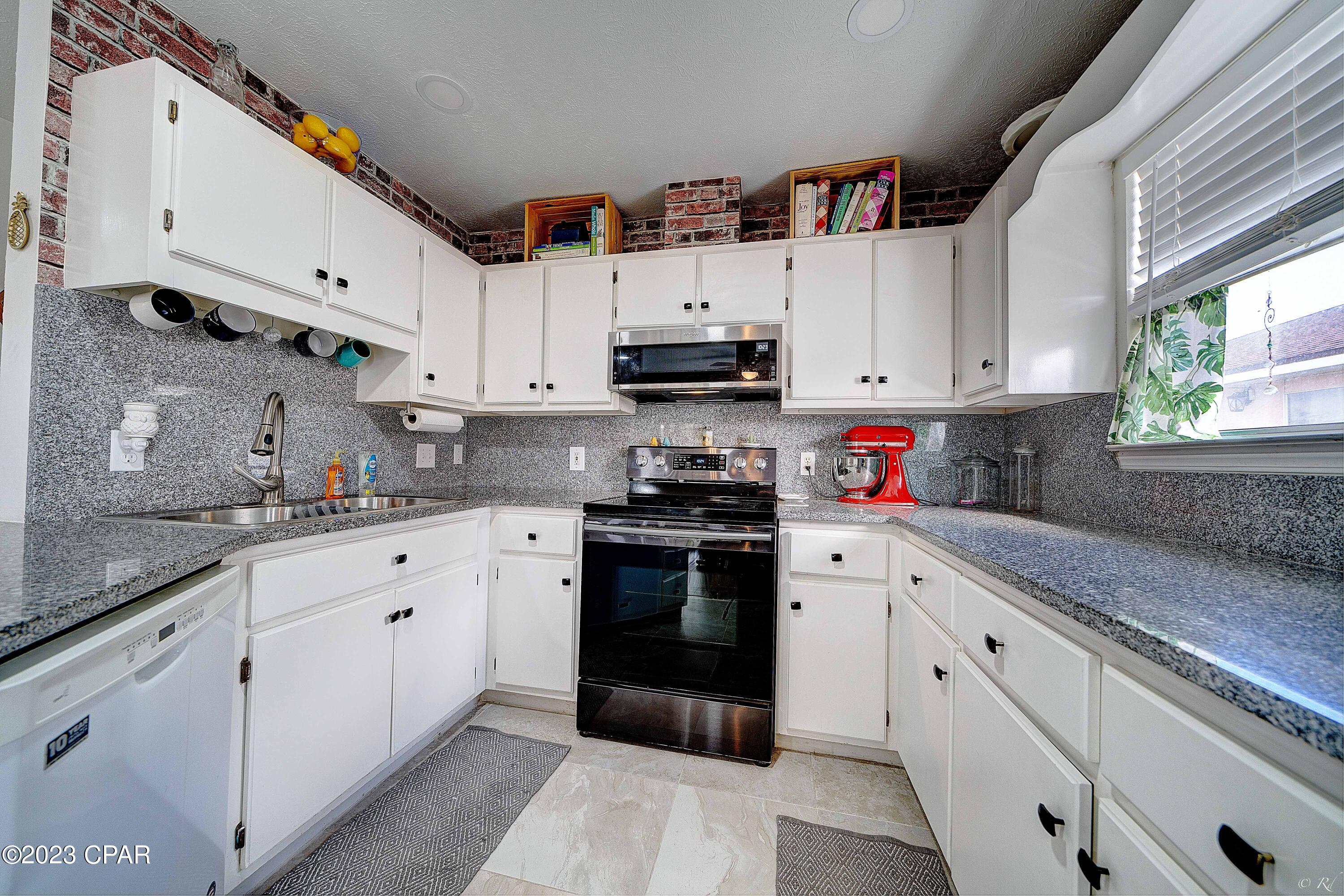 Pine Tree Place Unit 1 - Residential