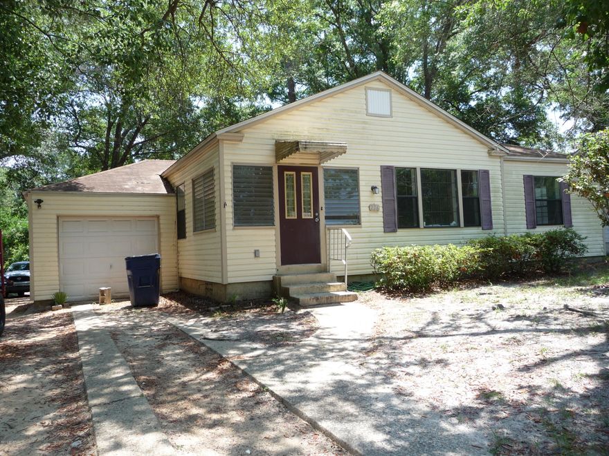 In the COVE!! Cute and neat 3 bedroom 1 bathroom. Convenient to downtown and Bay Med Sacred Heart. Hardwood Floors. Central heat and air. W/D hookups. Backyard is chain link fenced. Also an alley access in back. Pets negotiable with $250 deposit.