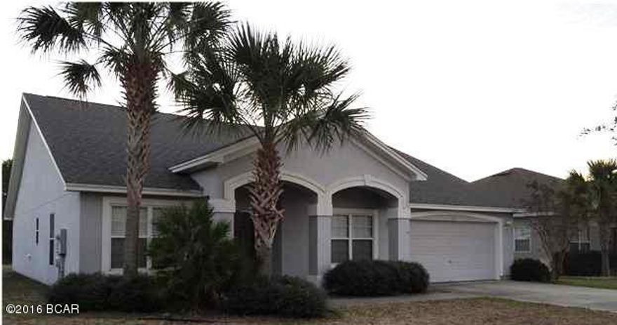 Beautiful Single Family Home at the  Palmetto Trace Community, Features 4bedrooms/2bathrooms, Familyroom w/separate Floridaroom, Eatin Kitchen, Close to everything! Very Very Spacious Ready to movein.