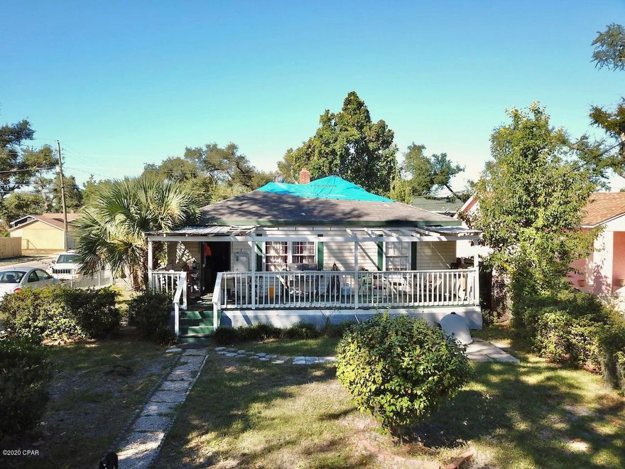 Great opportunity in the Cove!! 1400 sqft 2 bed, 2 bath home located in the highly sought-after Cove area. Right across the street from Holy Nativity School, a short walk to the bay, and a short drive from Downtown Panama City. This property is a great investment opportunity and is priced to sell. Make your offer today!