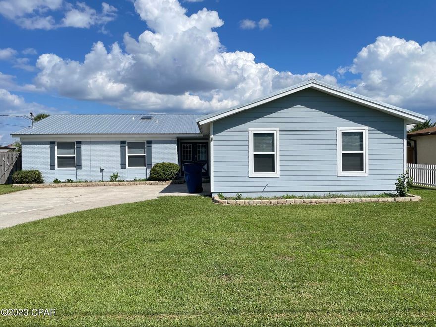 ***CURRENTLY UNDER CONTRACT, SELLER WILL CONSIDER BACKUP OFFERS ***
Who wants a nice home, in a nice neighborhood, in a nice part of Forrest Park that truly is central to everything ??  Then you will want to see this 3br 2 bath home with a double car garage !! If you like open space in a home then check out this floorplan with the kitchen, dining area and living
room all open. Just perfect for the whole family and entertaining your friends !! This open area features 3 glass sliding doors making this great space feel even bigger. The glass doors offer a great view of the large backyard making it easy to keep an eye on the little ones !!  This is truly a MUST SEE home !!