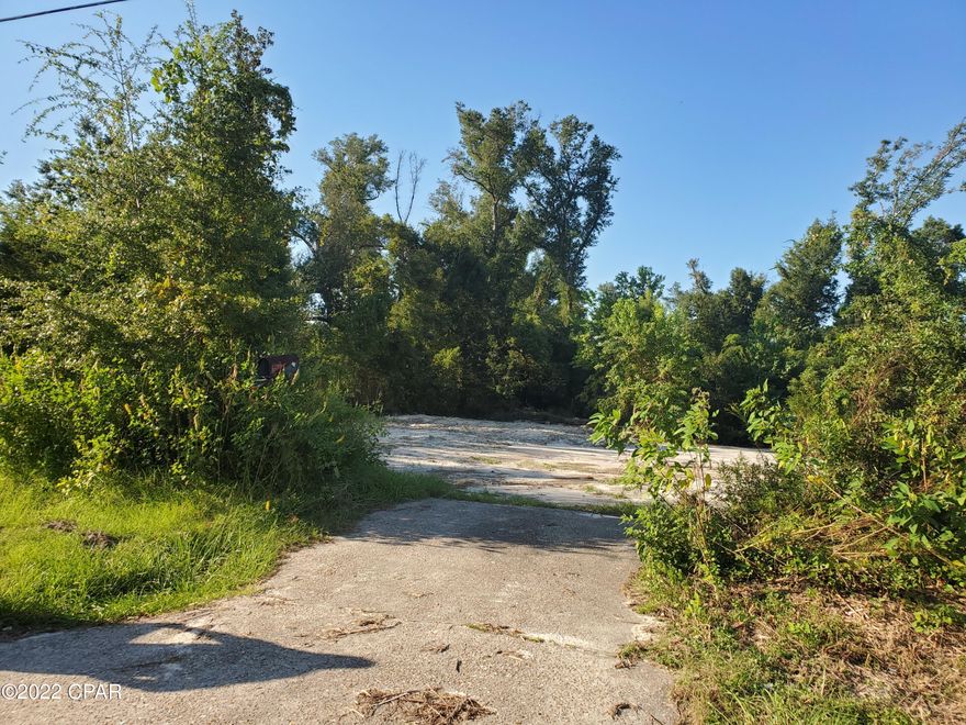 UNDER CONTRACT - SELLER ACCEPTING BACKUP OFFERS. Great lot to build your future home on! Utilities already in place!