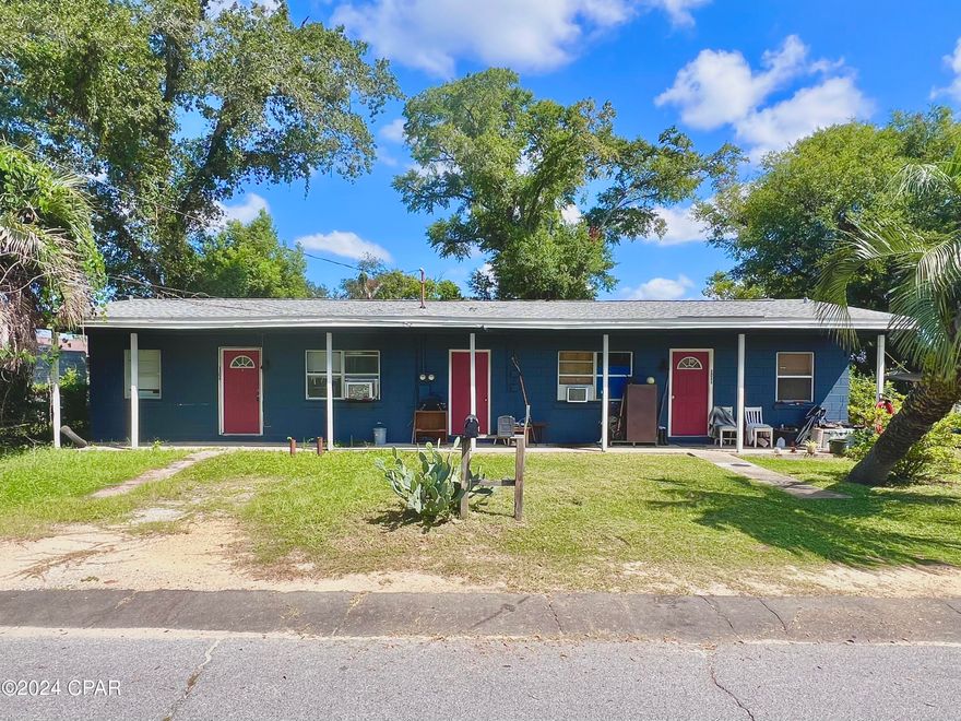 DUPLEX FOR SALE! ***UNITS 1209 & 1211*** Each unit has 2 bedrooms, 1 bathroom, a living room, and a kitchen.  There is also a shared utility room between the two units with washer/dryer hook up.  There may be potential to split the lot, but the buyer will have to verify that with the proper authorities.  The lot is 140x80 and located on a corner with sidewalk access.  Call today for more information.