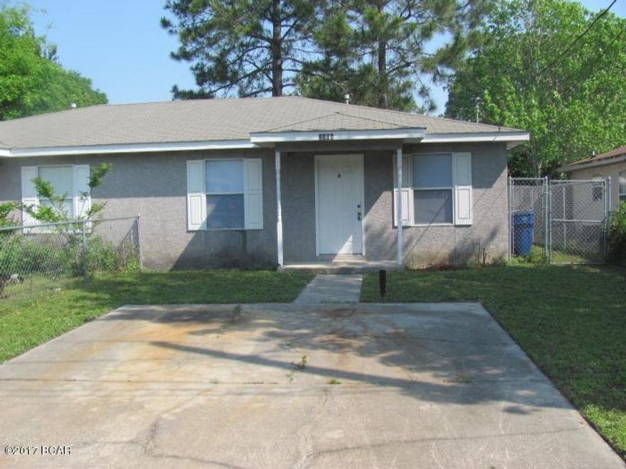 2 bedroom 1 bath duplex located in the St Andrew area with a fenced back yard with storage shed. Heat and Water heater- GAS

1 small dog under 15 pounds with pet fee and pet deposit