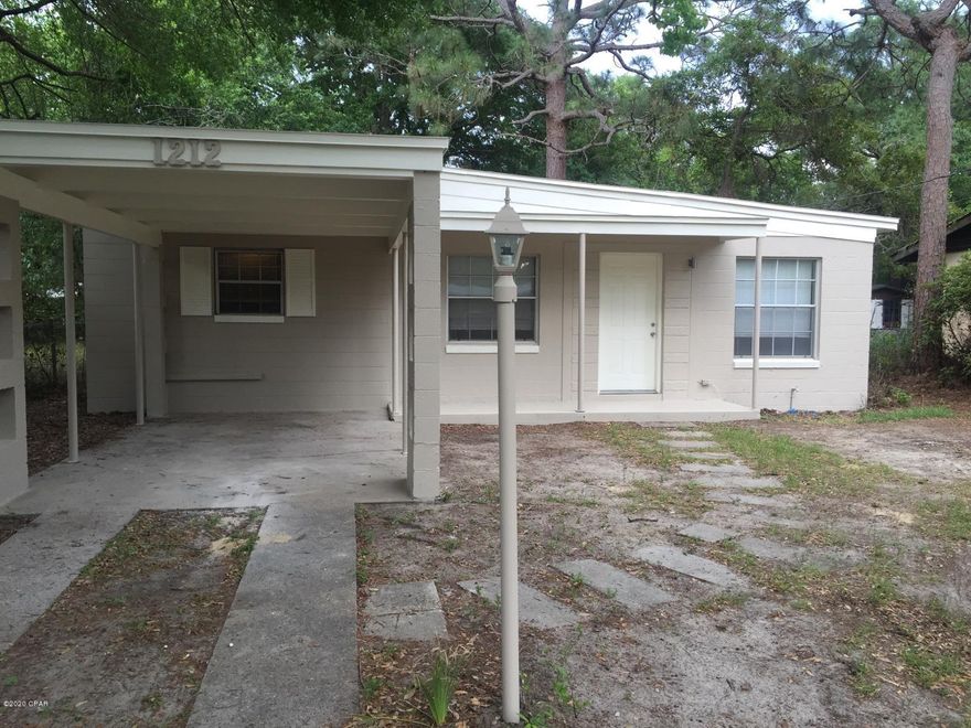 *1/2 off deposit for active military*



This home offers 3 Bedrooms and 1 1/2 Bath. Large family room that opens up into a screened patio. Carport, and a large fenced in backyard.



*No Pets*