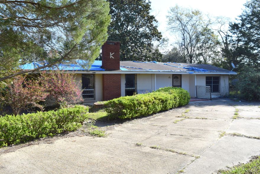 This 3/2 located on an oversized lot would make a great investment opportunity. Home is being sold as-is with no repairs.