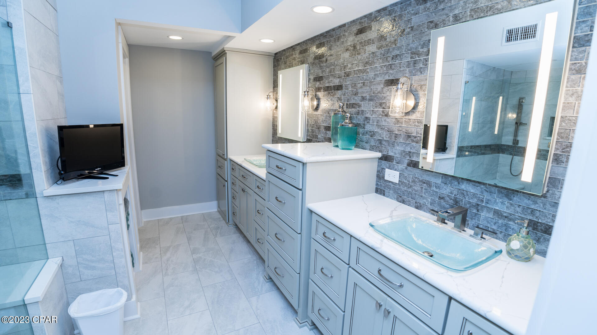 Summerwinds Condo - Residential