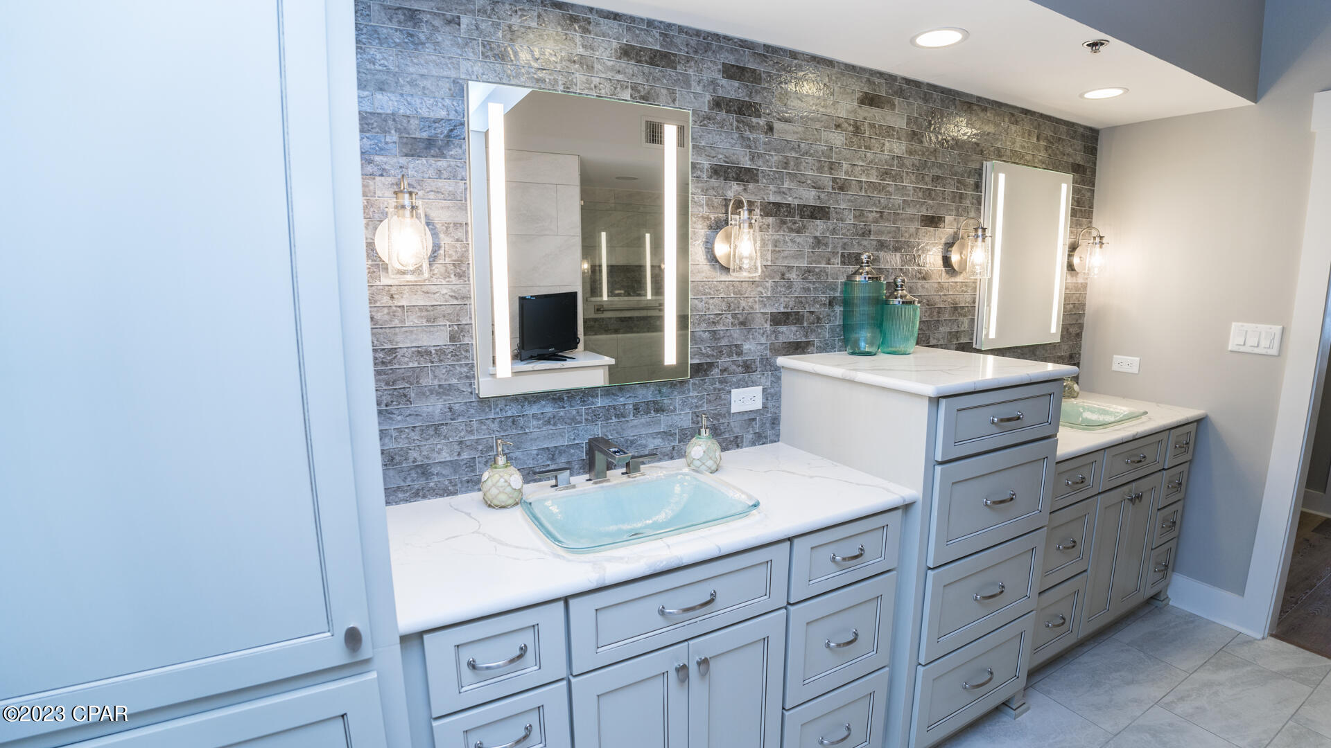 Summerwinds Condo - Residential