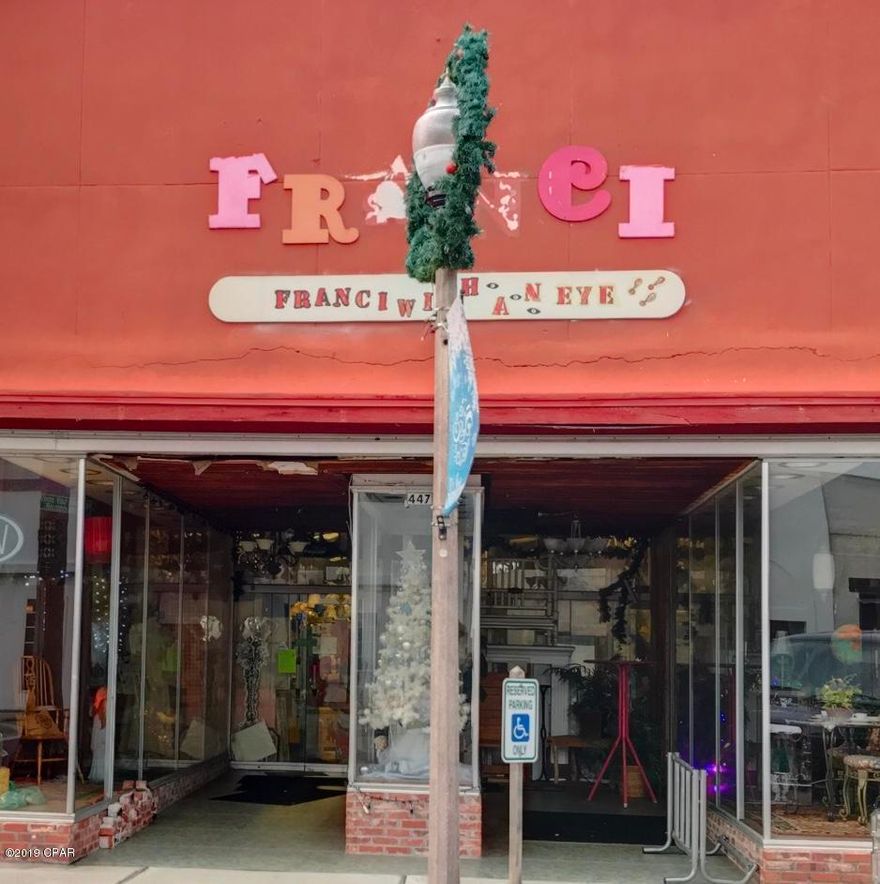 Large Retail space with open floorpan centrally located in the heart of downtown Panama City on Harrison Ave.