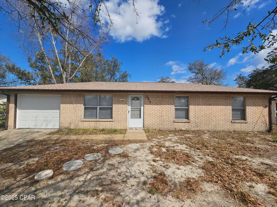 3 Bed 2 Bath home centrally located near Tyndall AFB in Callaway!

*NO PETS*