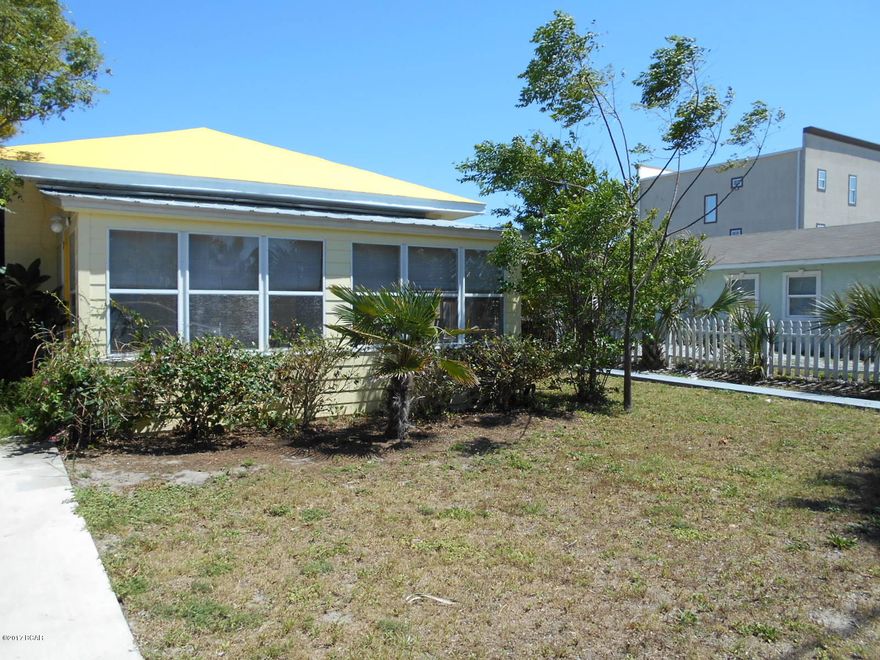 Old florida Cottage with gulf views and only 2 houses of beach with beach access at the end of the street. Bid-a wee has a private gated beach. 2BR 1 BATH plus outside shower, big front porch. Large yard, 60x150 with plenty of room for a pool or to build another house.