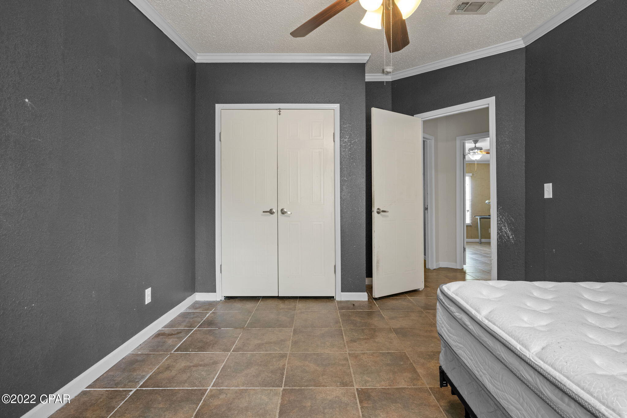 White Western Springs Unit 1 - Residential