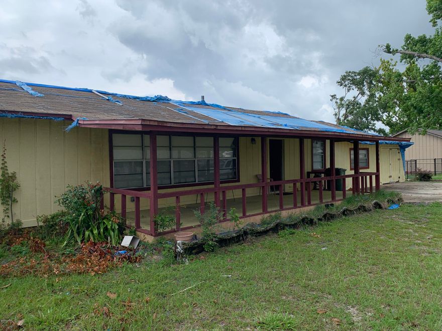 3 bed 2 bath 2,236 sqft fixer upper House in Lynn Haven. Needs work but would make a great investment for the right investor