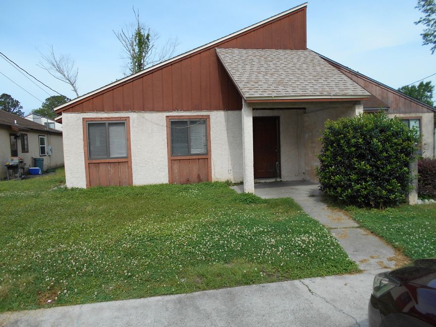 3/2 duplex close to Tyndall AFB. All property sizes and ages are approximate, please measure and/or verify if important. 

School assignments are subject to change, please check with Bay County for most accurate information.

Deposit is the same as the rent.

Pets allowed with owner approval and NON REFUNDABLE pet fee applies per pet.  Breed restrictions apply.