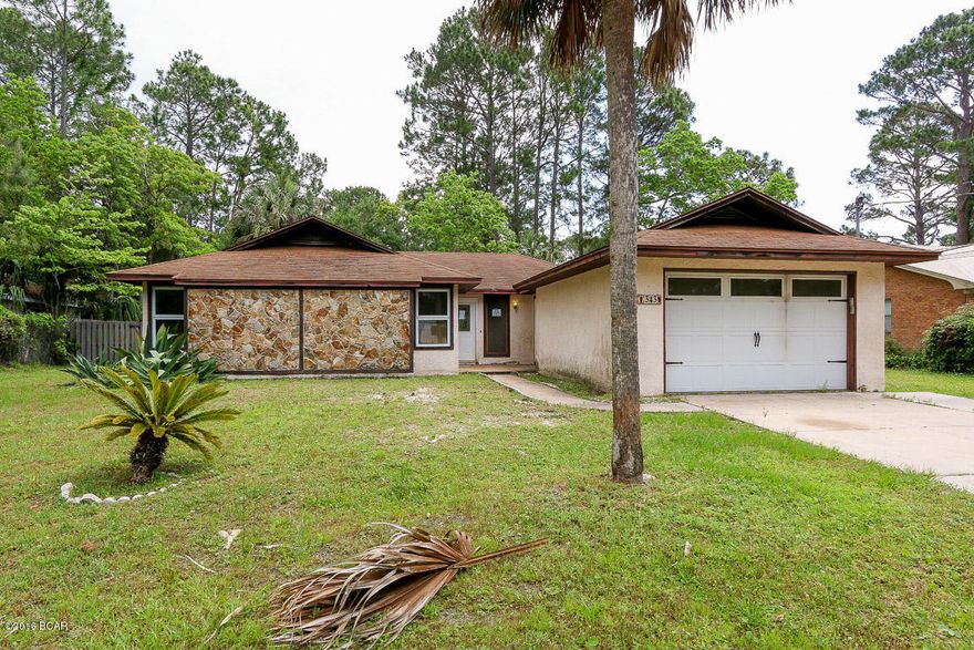 Traditional 1984 ranch offers 3 bed, 2 bath, with approximately 1600 square feet of living space, and an attached 1 car garage. The home sits on a 0.27 acre lot with Florida landscaping. It features ceramic tile flooring, an open floor plan, and comfortab.