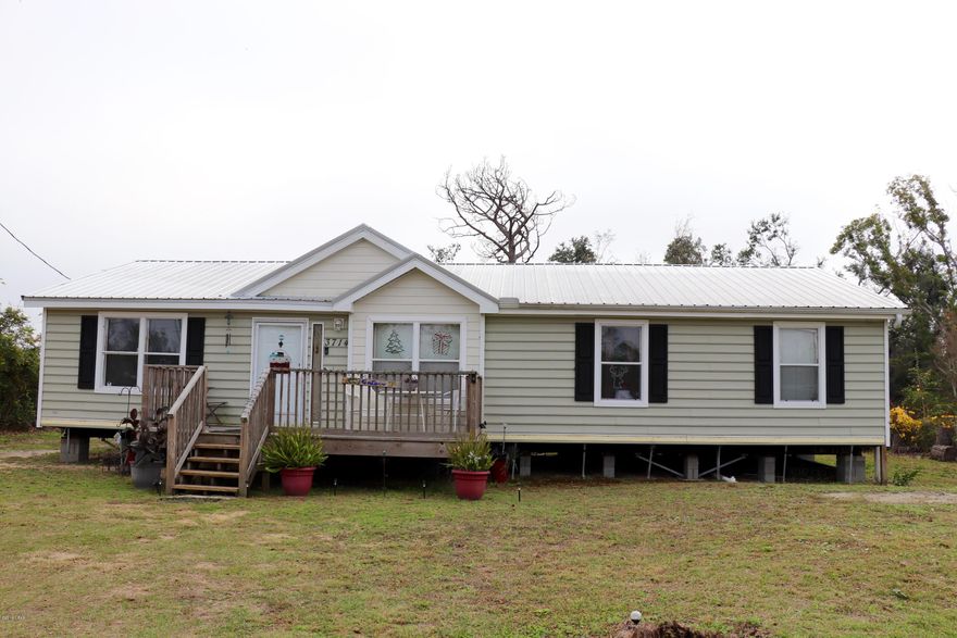 Don't miss out on the only mobile home listed in this area currently. This would be a good home, or an investment opportunity!