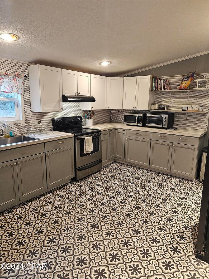 4bd 2bth home on 3+ acres in gated community of Leisure Lakes
Home has had an extensive update. New ac,roof,doors,flooring,bathroom fixtures and more. Beautiful oak trees, acess to lakes,basket ball courts and boat landings. Come see!!